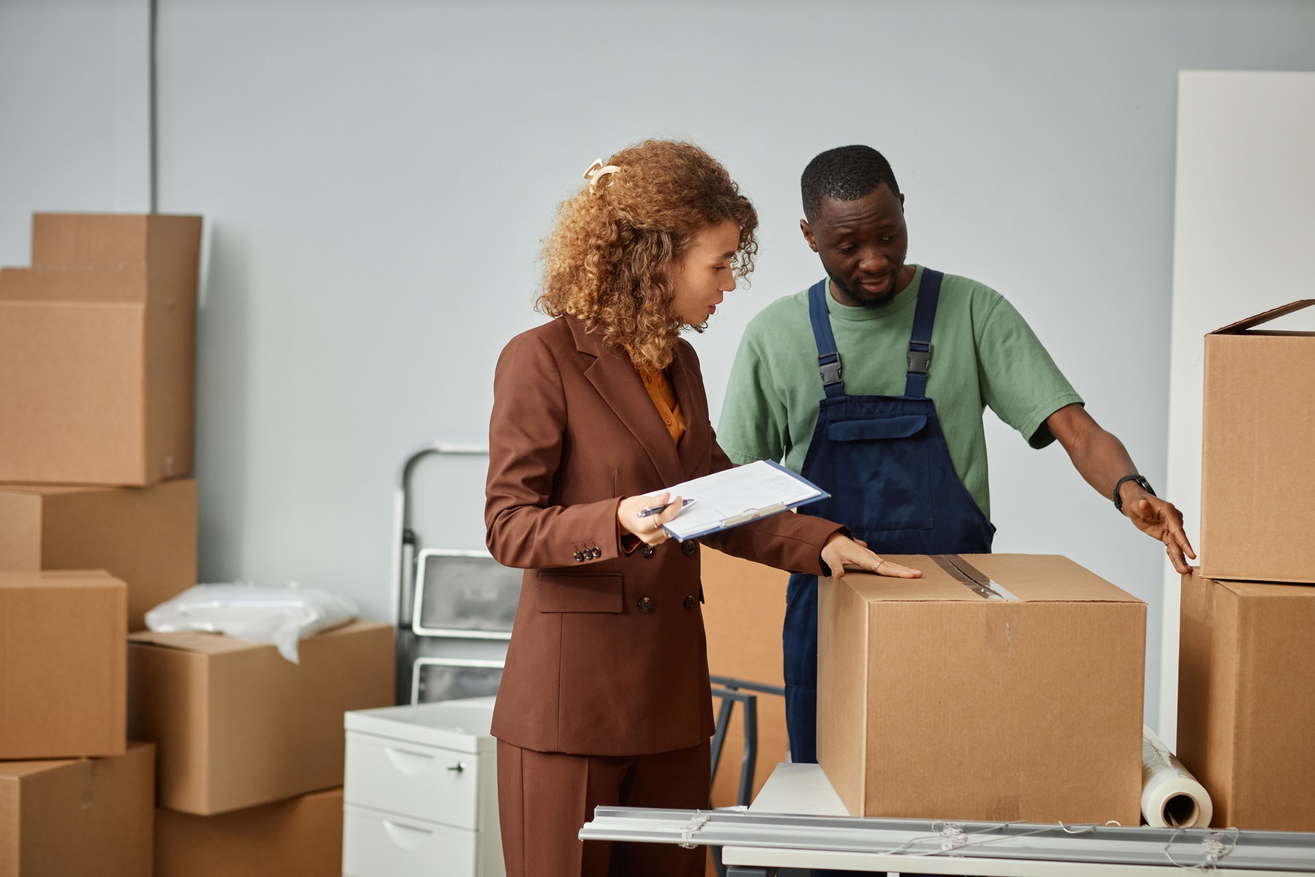 Woman discussing conditions for moving with worker